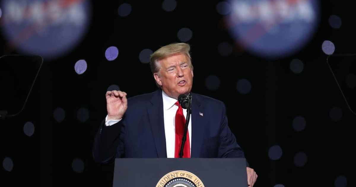 U.S. President Donald Trump speaks about the violence in Minneapolis after viewing the successful launch of the SpaceX Falcon 9 rocket with the manned Crew Dragon spacecraft at the Kennedy Space Center (Cover Image Source: Getty | Joe Raedle)