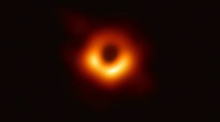 Simulations expose unexpected electron temperatures around M87 black hole's event horizon