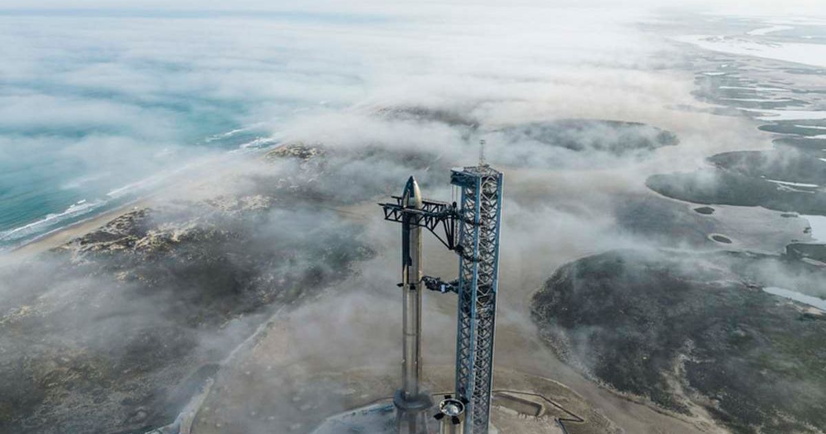 Starship fully stacked at Vandenberg Space Force Base (Cover Image Source: Flickr | SpaceX)