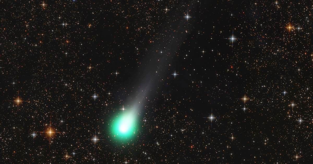 Comet C/2025 A6 (Lemmon) with a glowing green coma and visible tail navigating across millions of stars in the Solar System (Cover Image Source: Getty | Javier Zayas Photography)