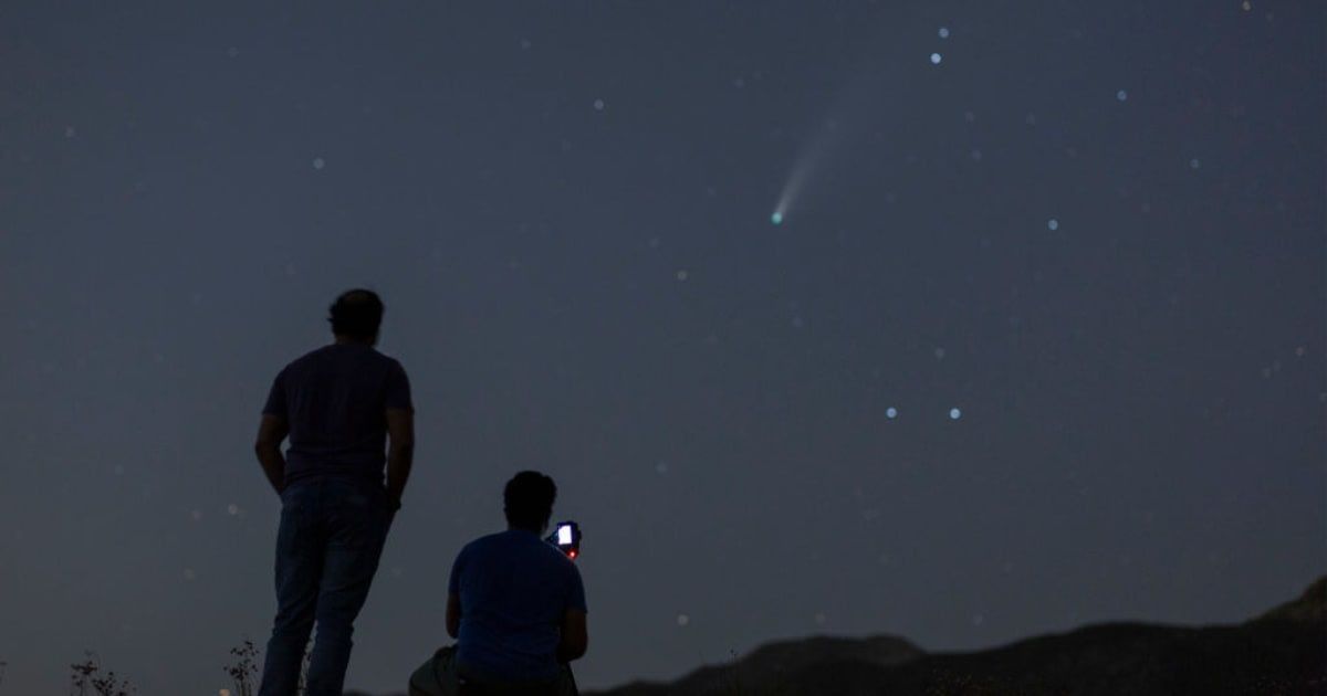 People watch the night sky as Comet NEOWISE appears over the San Gabriel Mountains National Monument on July 19, 2020 (Representative Cover Image Source: Getty | David McNew)