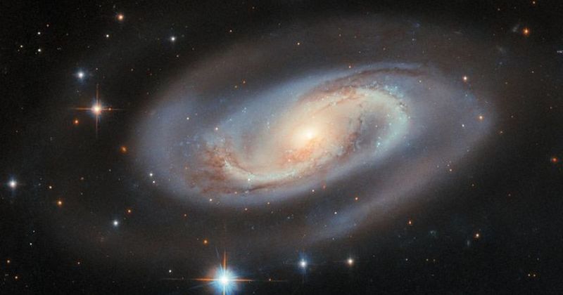 Hubble Space Telescope unveils striking portrait of a spiral galaxy harboring an active nucleus
