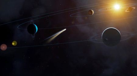 How does 3I/ATLAS differ dynamically and physically from earlier interstellar visitors 1I/‘Oumuamua and 2I/Borisov