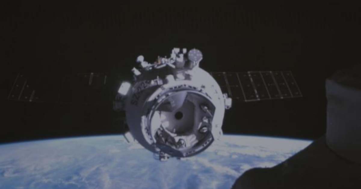 This is a real-time image taken on November 25 at the Beijing Aerospace Flight Control Center, showing the Shenzhou-22 spacecraft docking with the space station (Cover Image Source: Xinhua News Agency | Photo by Wang Chuntao)