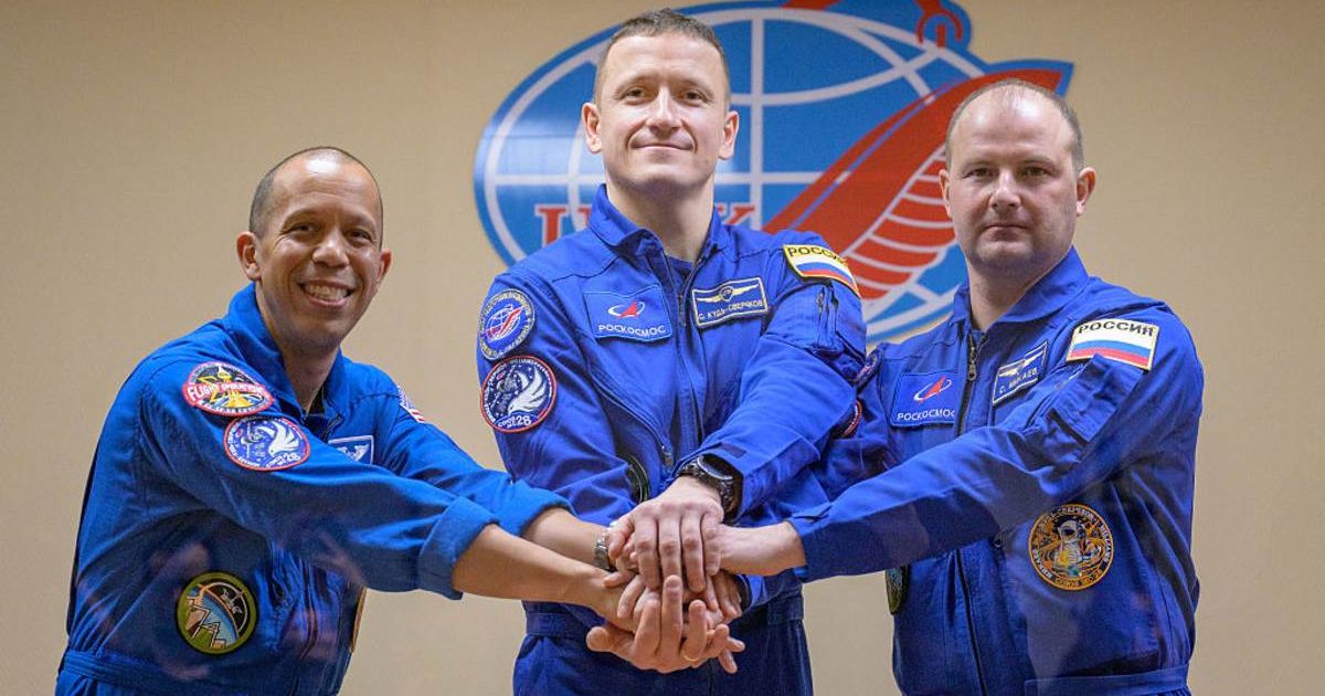 Expedition 74 crewmembers: NASA astronaut Chris Williams, Roscosmos cosmonauts Sergey Kud-Sverchkov and Sergei Mikaev (Image Source: NASA via Getty Images | Photo by Bill Ingalls)