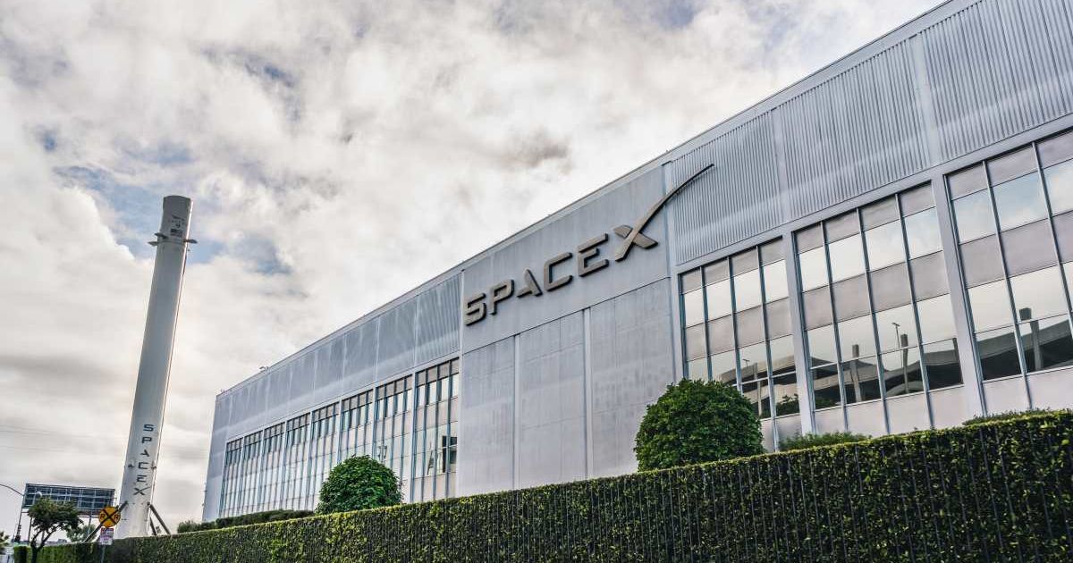  SpaceX headquarters in Hawthorne, with the Falcon 9 rocket displayed on the left (Cover Image Source: Getty | Sundry Photography)