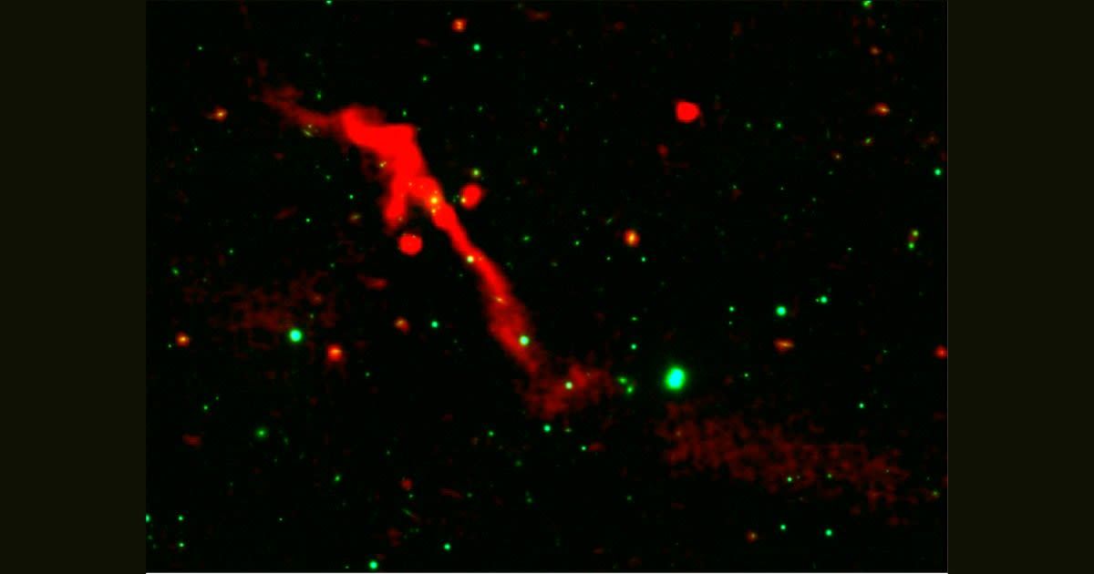 This image of J1007+3540 shows a compact, bright inner jet, indicating the reawakening of what had been a ‘sleeping’ supermassive black hole at the heart of the gigantic radio galaxy. (Cover Image Source: LOFAR/Pan-STARRS/S. Kumari et al.)