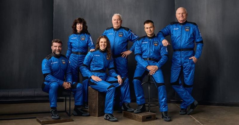 Blue Origin's New Shepard carries 6 tourists past Kármán Line after last-minute change and delay