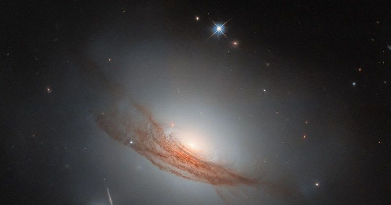 Hubble Space Telescope captures sharpest image of rare 'lens-shaped' galaxy