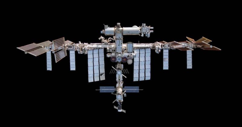 NASA and Vast sign an order to give the company the sixth private astronaut mission to the ISS