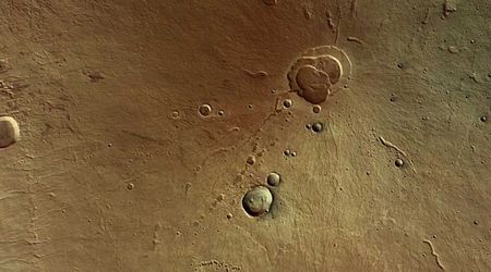 Thick layer of volcanic ash may be hiding massive glaciers on Mars