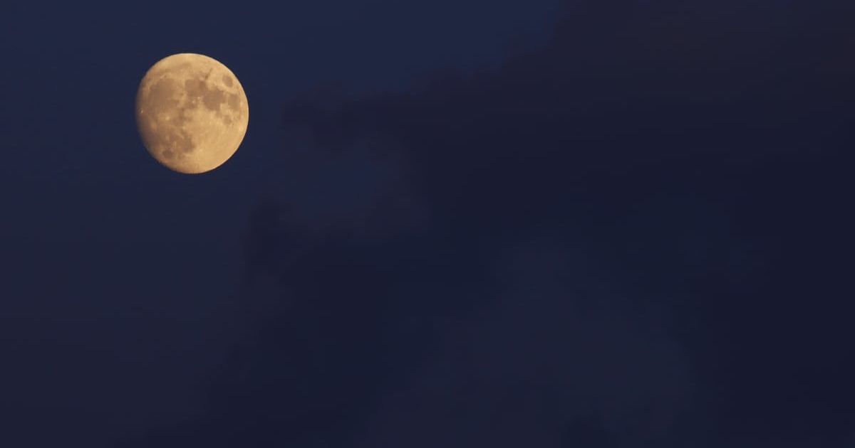 A 93 percent waxing gibbous moon rises over New York City as the sun sets on August 9, 2022, as seen from Weehawken, New Jersey. (Cover Image Source: Getty Images/ Photo by Gary Hershorn)