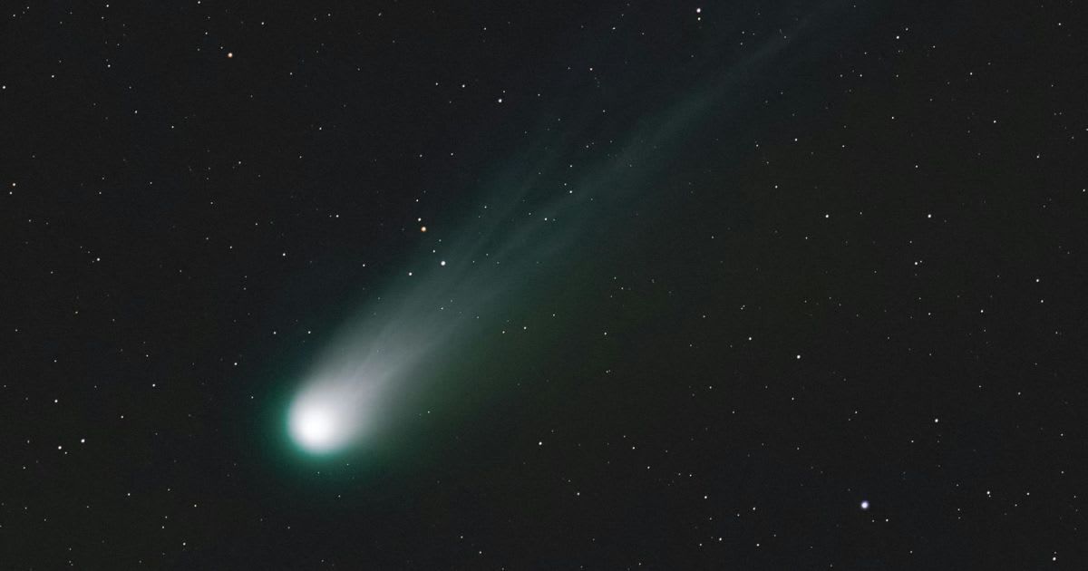 A bright comet with a glowing head and long tail streaking across a star-filled night sky. (Representative Cover Image Source: Pexels / Scott Lord)
