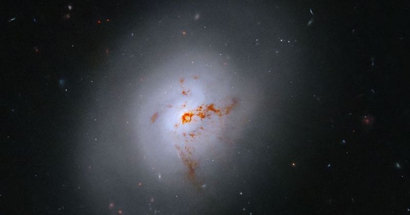 NASA's Hubble images rare post-starburst galaxy located 100 million light-years away