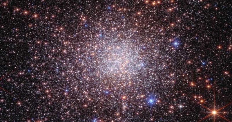 Four generations of stars discovered in region near the center of the Milky Way 