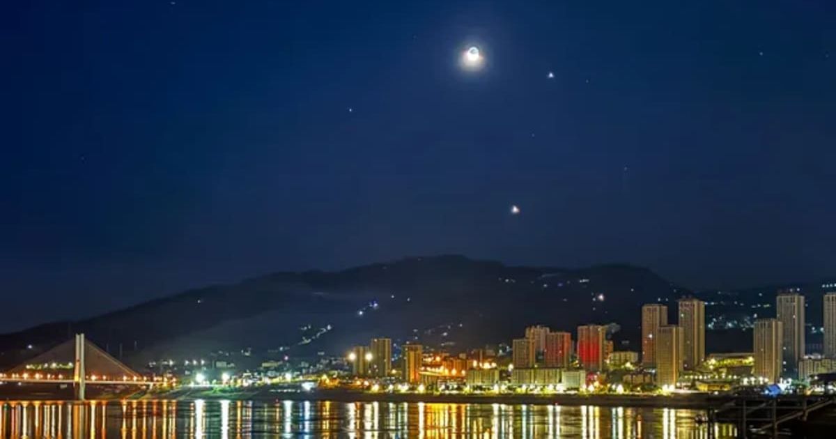 Jupiter shines next to the Moon and Venus shines below on Aug. 20, 2025, above the Yangtze River and Chongqing city, China. (Representative Image Source:  Cheng Xin | Getty Images)