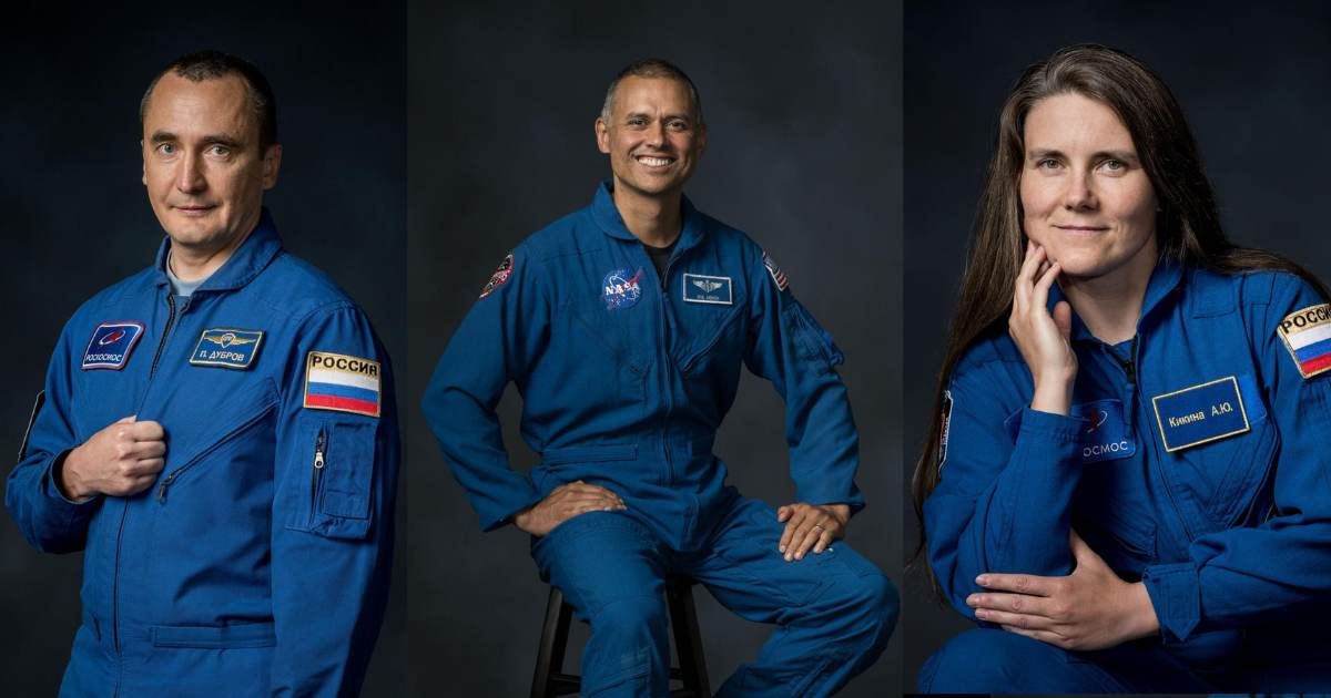 Soyuz MS-29 flight engineers (from left) Pyotr Dubrov, Anil Menon, and Anna Kikina. (Image Source: NASA | Robert Markowitz; Edited by Starlust staff)