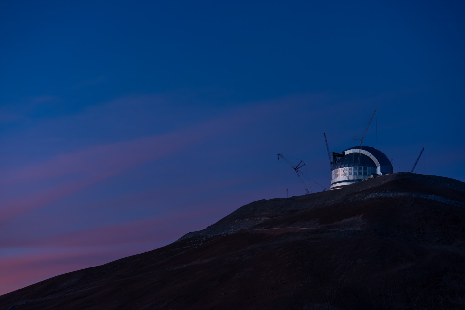A beautiful sky of pinks, blues, and purples provides a perfect backdrop to ESO’s Extremely Large Telescope (ELT).
