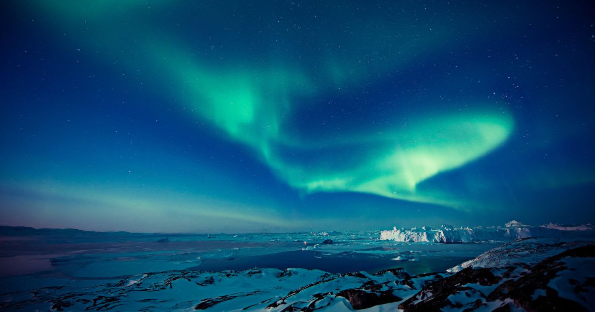 Image of Northern lights (aurora borealis) over icebergs near ilulissat (Cover Image Source: Getty | Andre Schoenherr)
