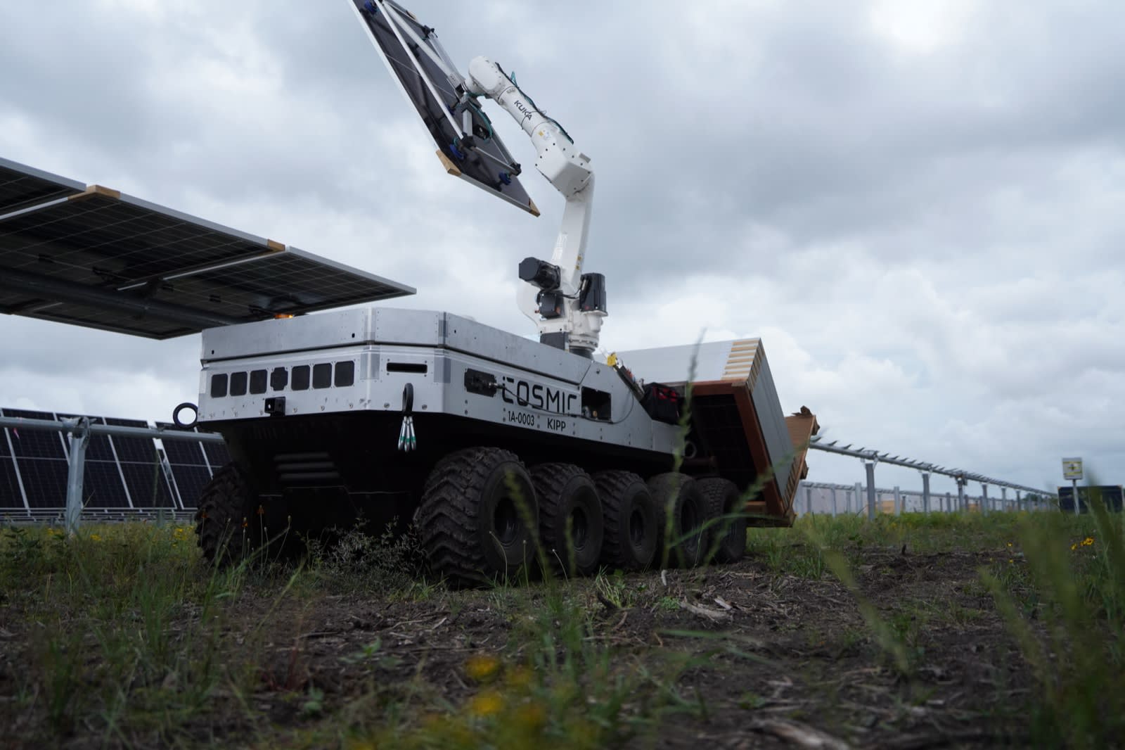 Cosmic Robotics' Cosmic-1 building a terrestrial solar farm. (Image Source: Cosmic Robotics)
