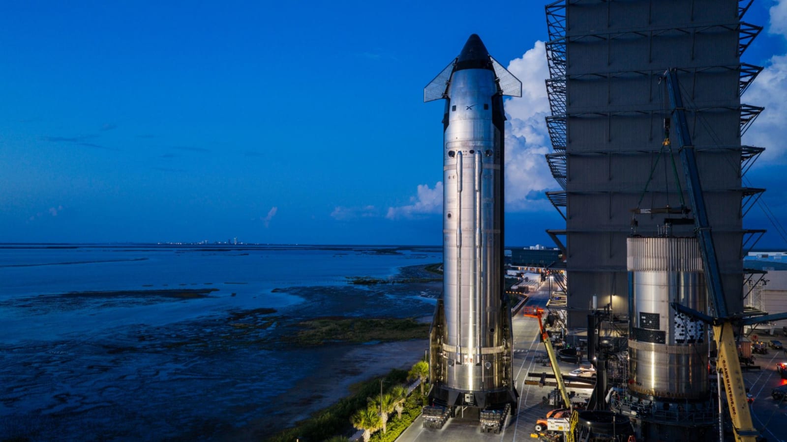 Ship 41 being moved to the launch pad at Starbase, Texas, ahead of 14th test flight.