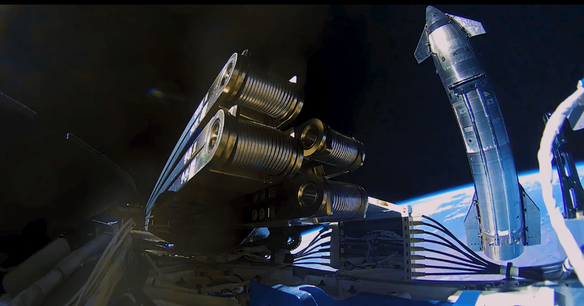 Starship deploys Starlink satellites during Flight 14. (Image Source: SpaceX)